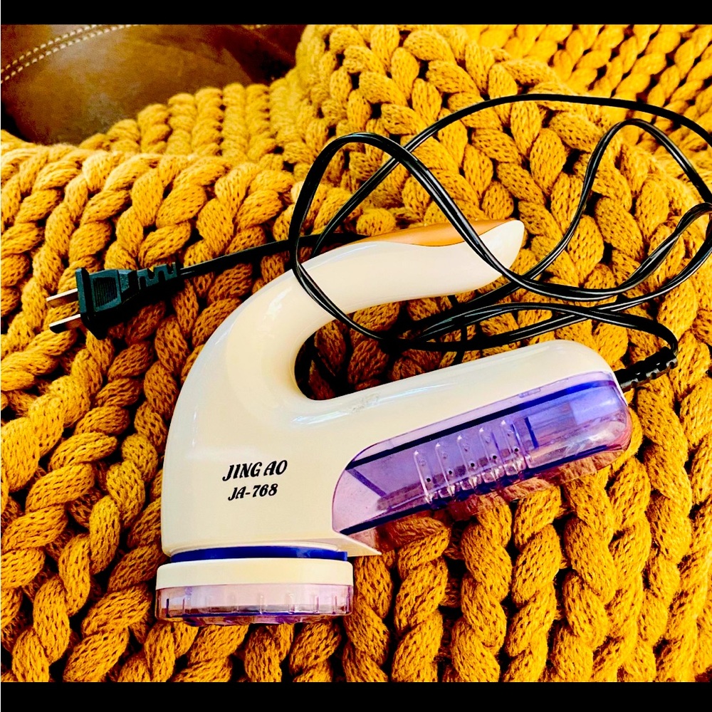 Barely Used Fabric Shaver/Lint Remover/Sweater Trim for Clothes & Furniture!😍♥️